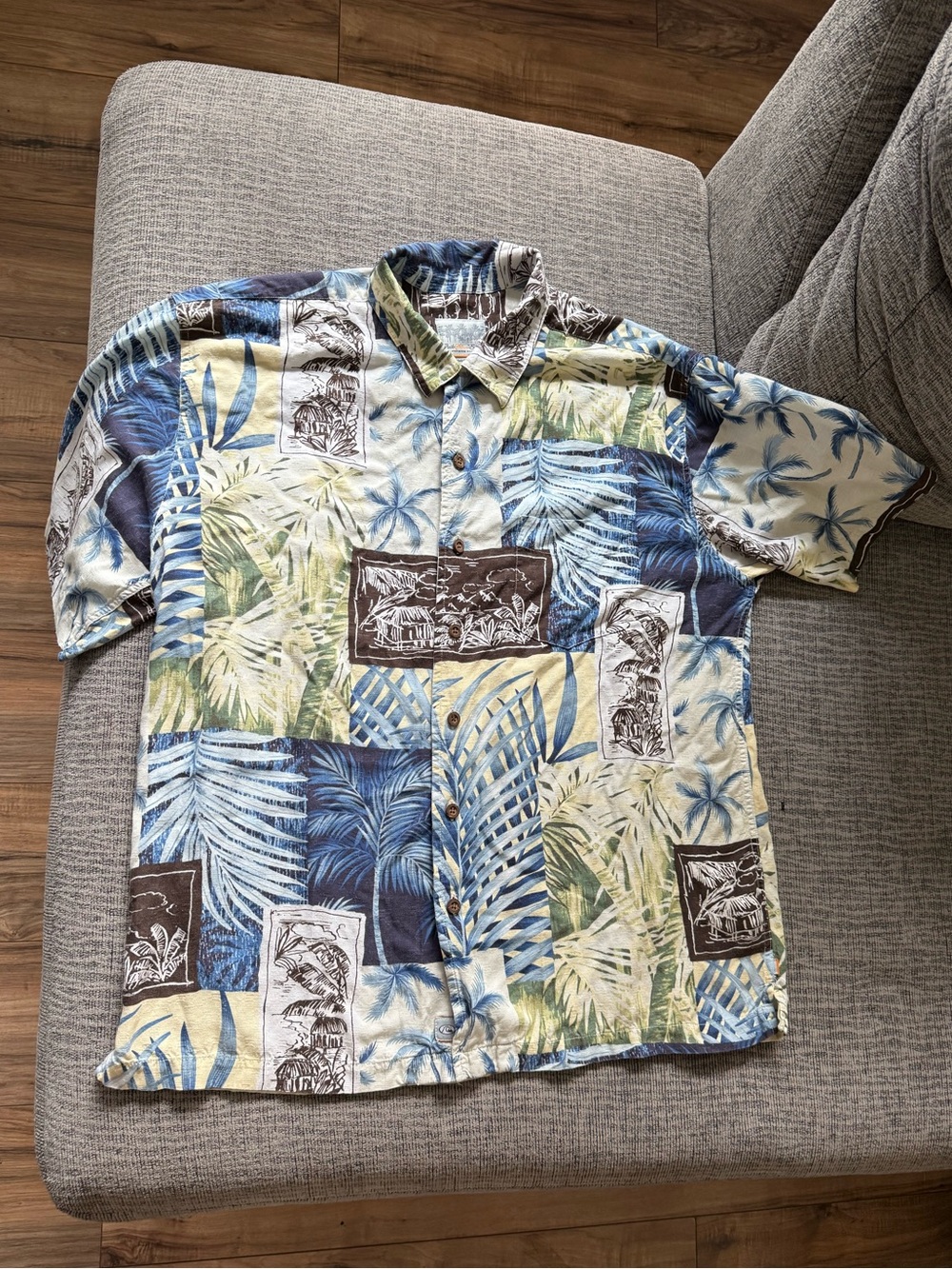 Quiksilver Men’s Hawaiian Short Sleeve Button Down Size L